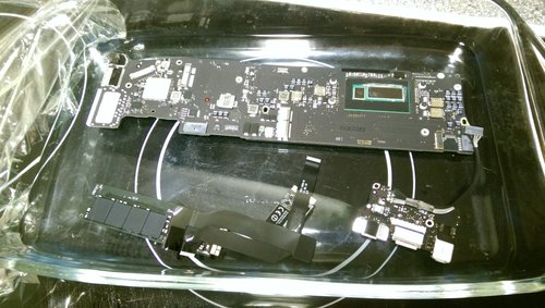 Blå isopropanol i formen